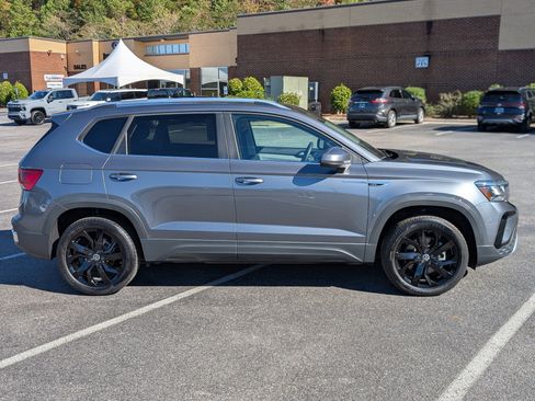 Used 2024 Volkswagen Taos SE w/ Panoramic Sunroof Package image 10