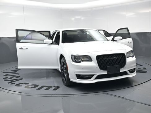 Used 2023 Chrysler 300 Touring L w/ Comfort Group image 22