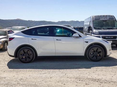 Used 2024 Tesla Model Y 2WD image 6