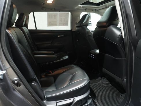 Certified 2021 Toyota Highlander XLE image 16