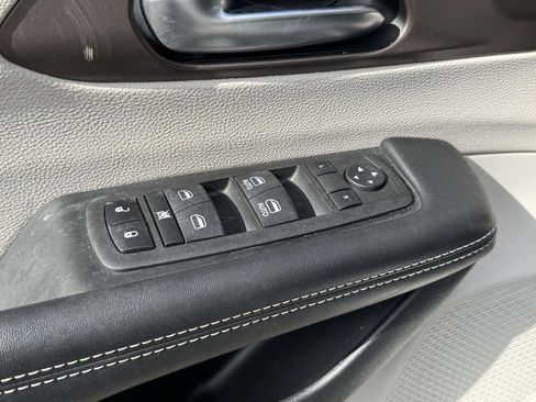 Used 2022 Chrysler Voyager LX FWD image 26