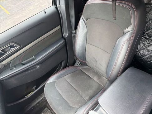 Used 2018 Ford Explorer XLT w/ XLT Appearance Package AWD/4WD image 12