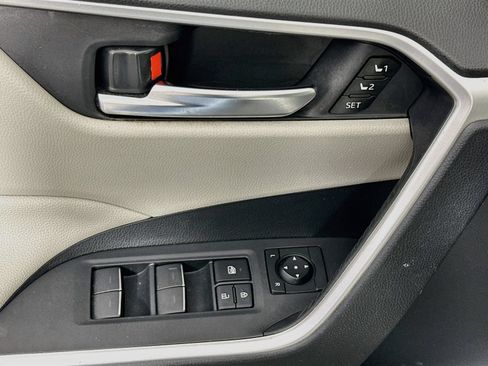 Used 2022 Toyota RAV4 XLE Premium AWD/4WD image 18