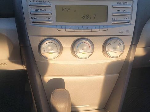 Used 2010 Toyota Camry LE FWD image 17