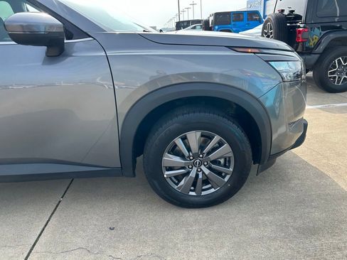 Used 2025 Nissan Pathfinder SV FWD image 2