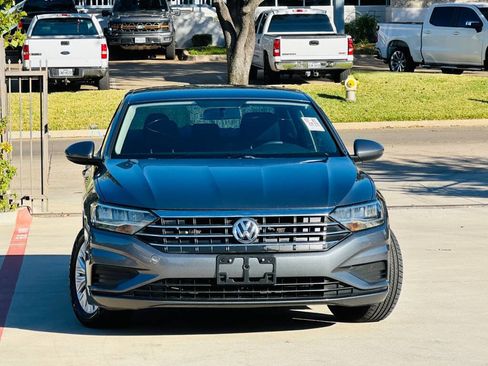 Used 2019 Volkswagen Jetta SE image 2