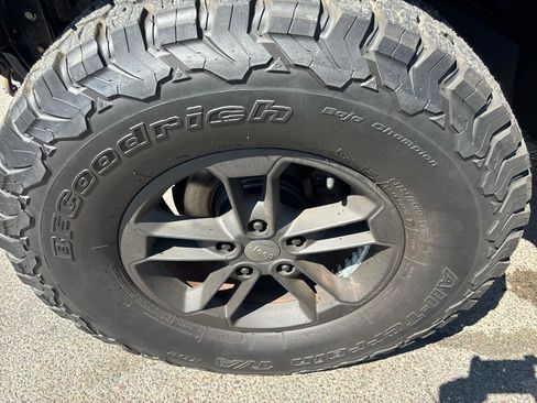 Used 2017 Jeep Wrangler Unlimited Sahara image 15