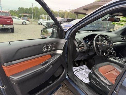 Used 2019 Ford Explorer XLT w/ Equipment Group 202A AWD/4WD image 11