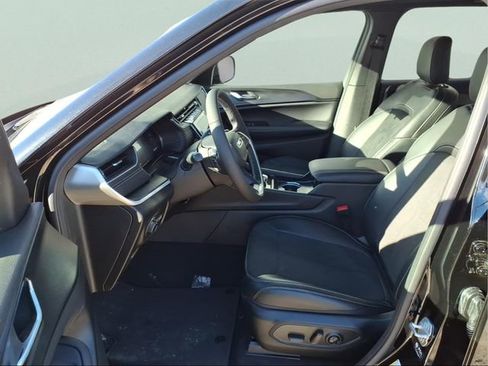 New 2025 Jeep Grand Cherokee Altitude image 17