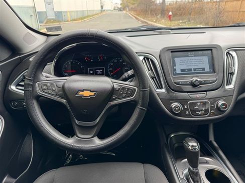 Used 2018 Chevrolet Malibu LT FWD image 35