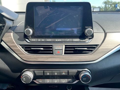 Used 2025 Nissan Altima 2.5 SV FWD image 15