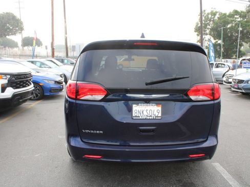 Used 2020 Chrysler Voyager LX image 5