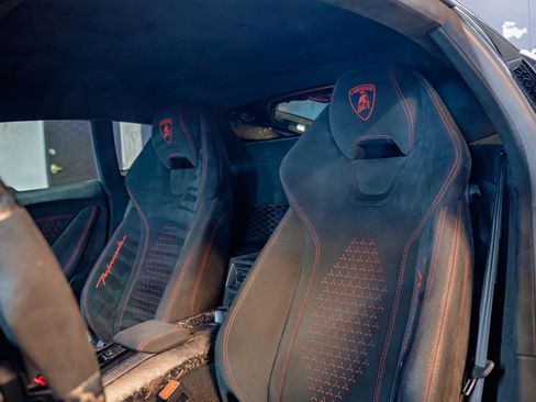 Used 2018 Lamborghini Huracan Performante AWD/4WD image 9