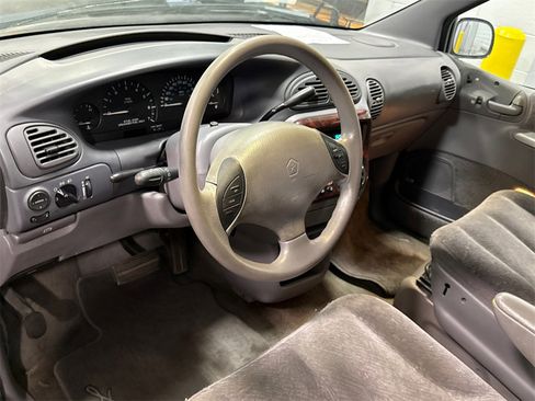 Used 2000 Chrysler Town & Country LX image 5