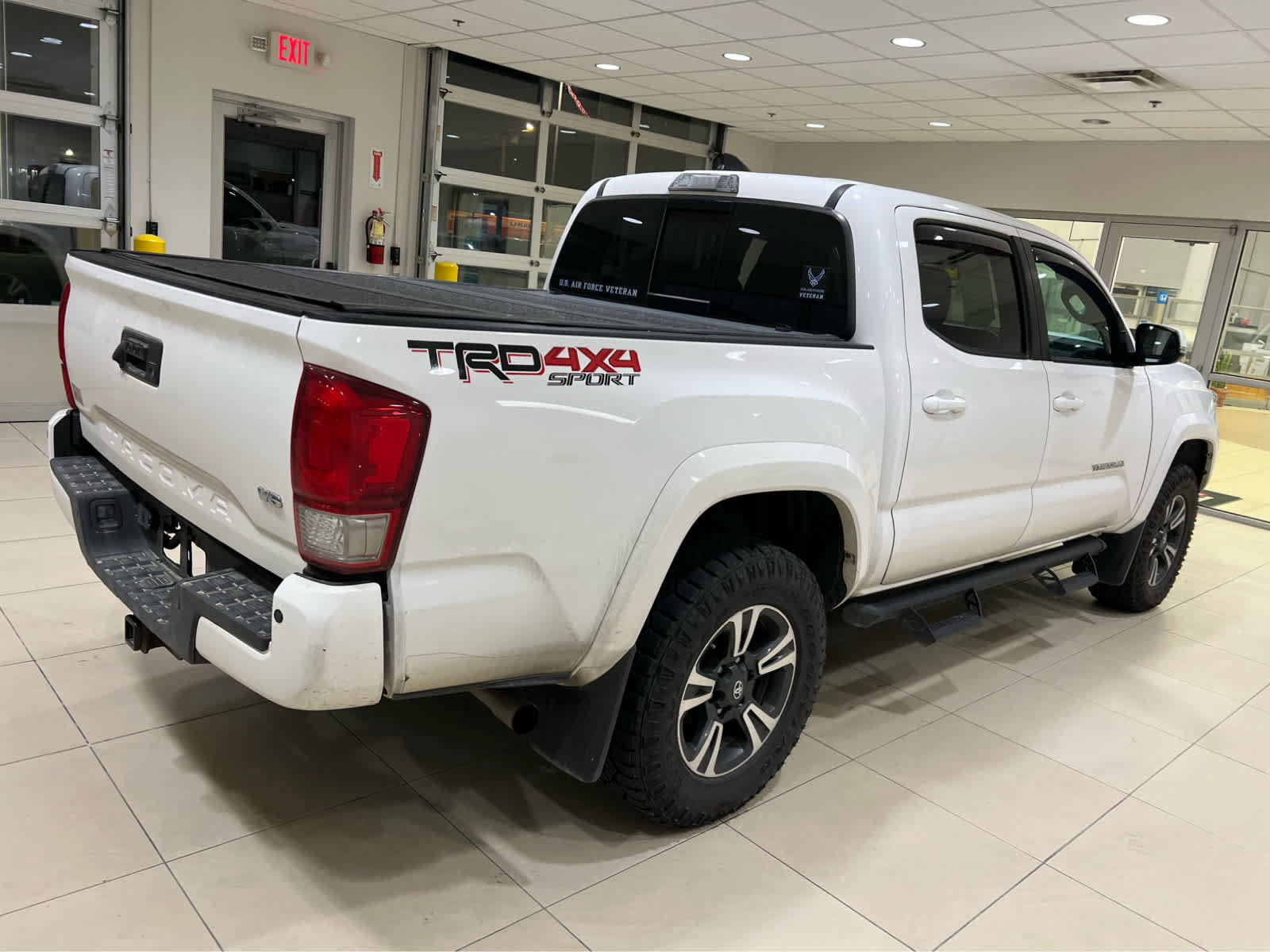 Used 2017 Toyota Tacoma TRD Sport AWD/4WD image 6