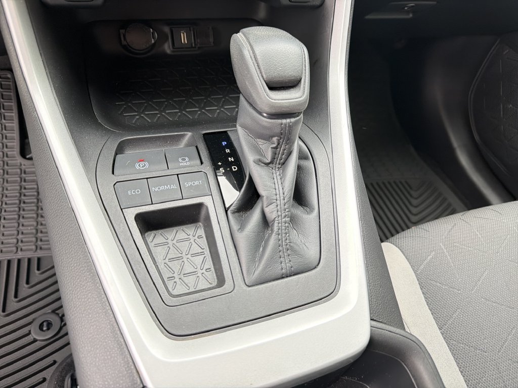 Used 2022 Toyota RAV4 XLE w/ Convenience Package FWD image 29