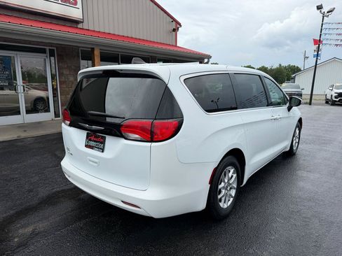 Used 2022 Chrysler Voyager LX FWD image 4