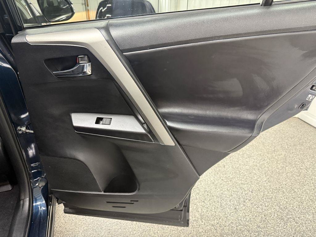Used 2018 Toyota RAV4 XLE AWD/4WD image 30
