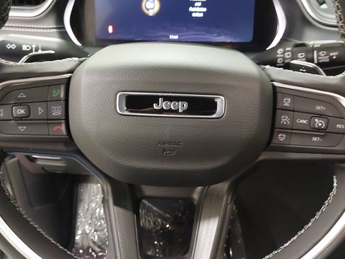 New 2025 Jeep Grand Cherokee 4WD image 35