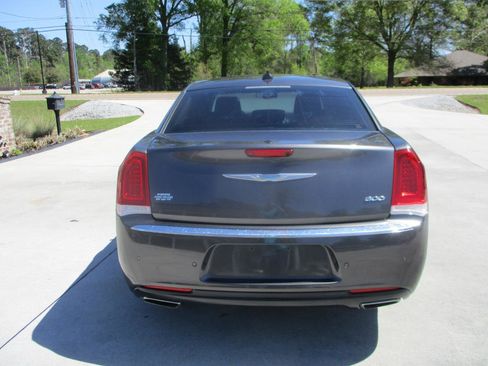 Used 2018 Chrysler 300 Limited w/ Safetytec Plus Group image 25
