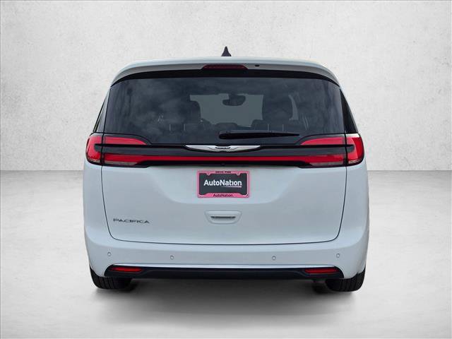 Used 2024 Chrysler Pacifica Touring-L FWD image 4