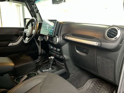 Used 2016 Jeep Wrangler Unlimited Sahara w/ Connectivity Group AWD/4WD image 27