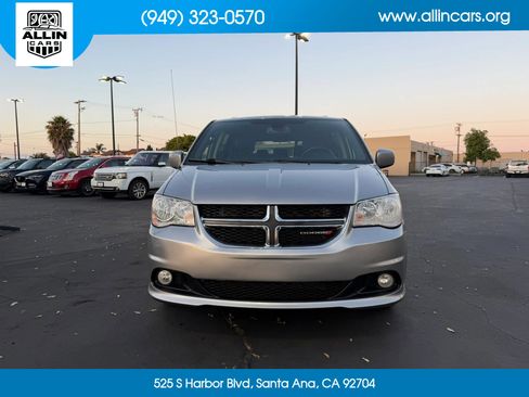 Used 2019 Dodge Grand Caravan SXT w/ Driver Convenience Group image 2