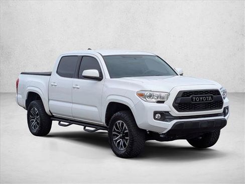 Used 2017 Toyota Tacoma SR image 3