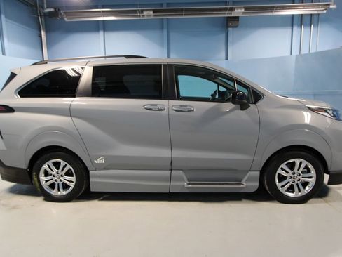 Used 2023 Toyota Sienna XSE image 37