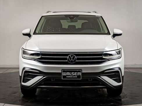 Used 2023 Volkswagen Tiguan SE w/ Panoramic Sunroof Package image 2