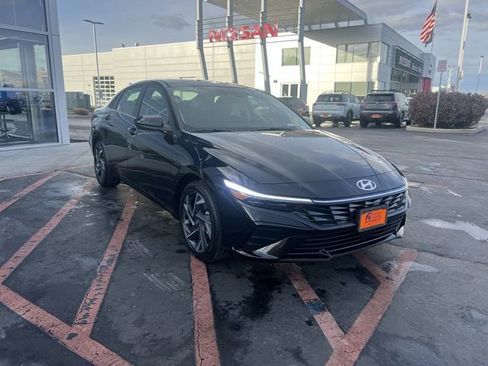 Used 2025 Hyundai Elantra SEL image 2