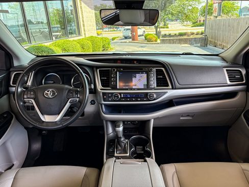 Used 2019 Toyota Highlander XLE FWD image 34
