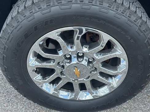 Used 2024 Chevrolet Silverado 2500 LTZ w/ LTZ Convenience Package AWD/4WD image 11