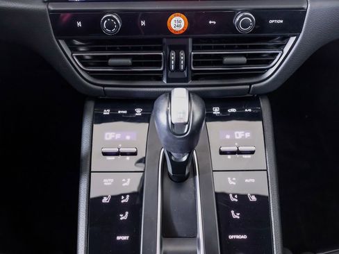 Certified 2024 Porsche Macan image 19