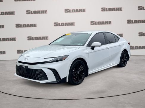 Used 2025 Toyota Camry SE w/ Convenience Package image 1