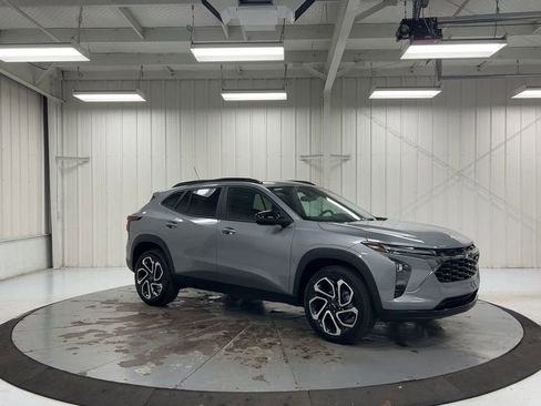 Used 2025 Chevrolet Trax RS w/ Driver Confidence Package image 2