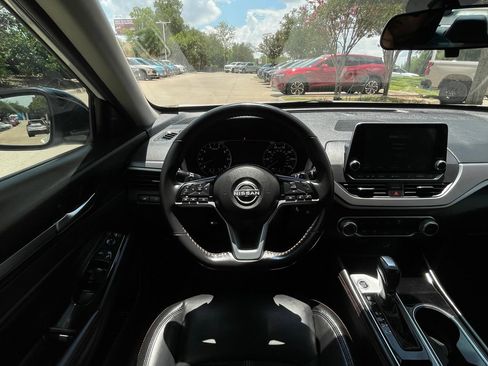 Used 2024 Nissan Altima 2.5 SR FWD image 12