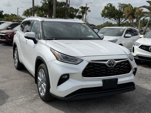 Used 2023 Toyota Highlander Limited AWD/4WD image 2
