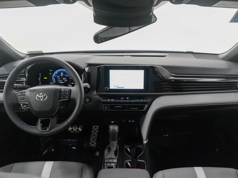 Used 2025 Toyota Camry SE image 13