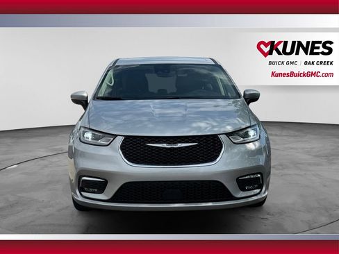 Used 2023 Chrysler Pacifica Touring-L FWD image 3