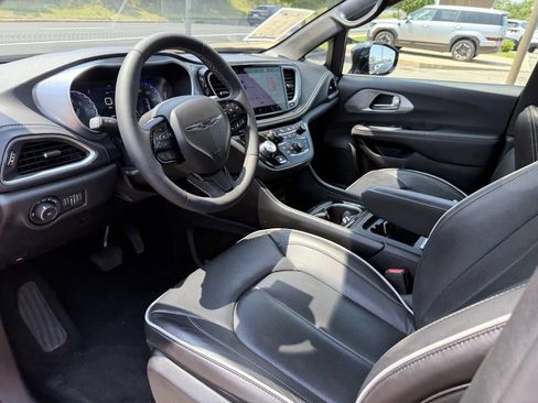 Used 2025 Chrysler Pacifica Limited FWD image 14