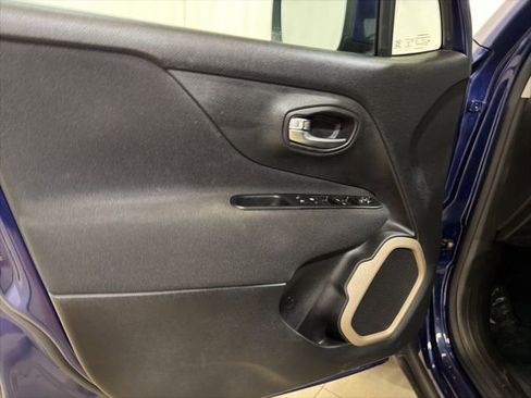 Used 2017 Jeep Renegade Latitude AWD/4WD image 9