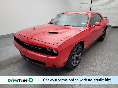 Used 2017 Dodge Challenger SXT image 1