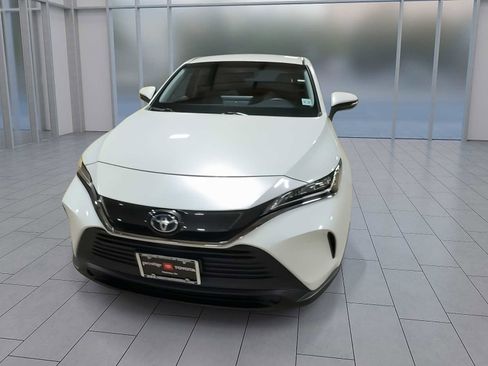 Certified 2022 Toyota Venza LE image 3