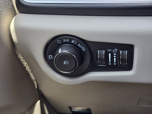 Used 2024 Chrysler Pacifica Touring-L image 22