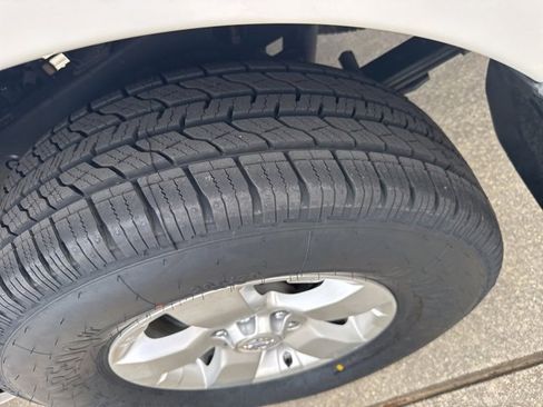 Used 2011 Nissan Frontier SV image 18