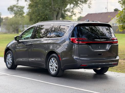 Used 2022 Chrysler Pacifica Touring-L image 6
