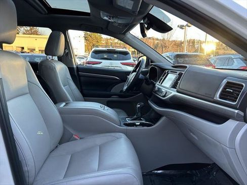 Certified 2019 Toyota Highlander Limited AWD/4WD image 16
