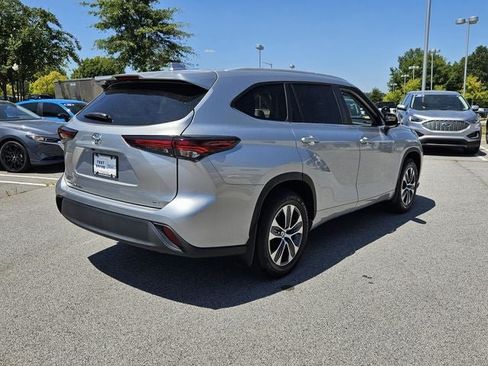 Used 2024 Toyota Highlander XLE FWD image 8