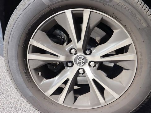 Used 2018 Toyota Highlander Plus w/ Carpet Mat Package (TMS) image 17